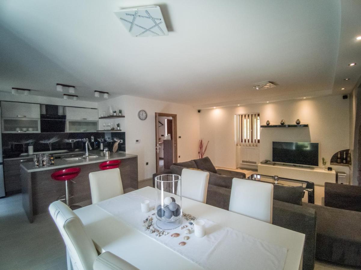 Holiday House Tos-Vila With Heated Pool Vrbnik  Exterior foto